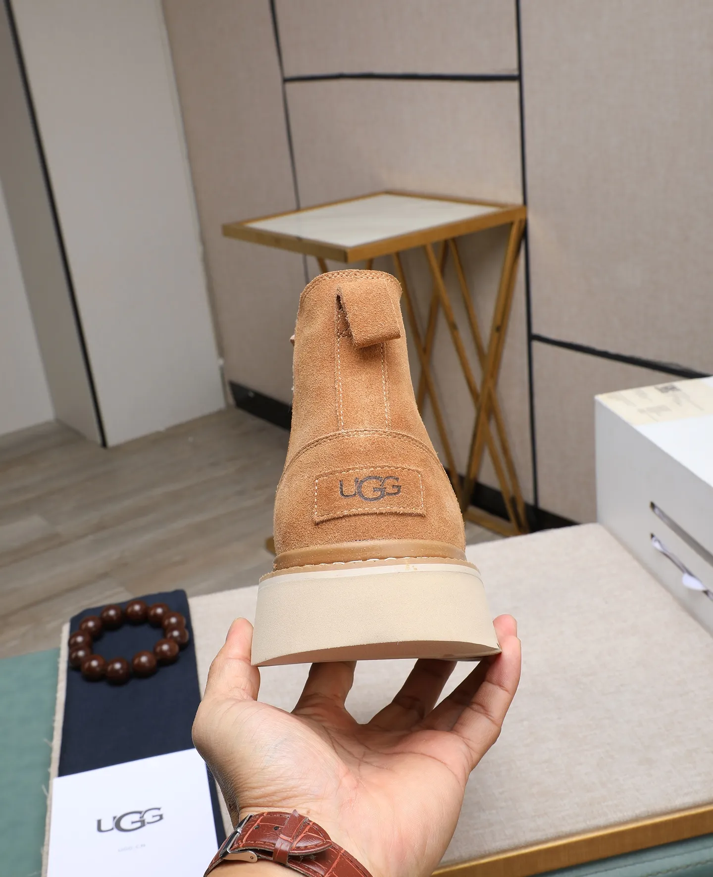 Men's shoes 💰640 (full genuine wool lining, 10% off for fake ones) Please pay attention to the quality of the original item and compare the thickness of the wool 🏮🏮 Popular UGG men's shoes from Australia's warm luxury brand, the official website is synchronized, Beckham men's style..., made of imported first-layer waxed cowhide, waxed toe cap, Australian real wool velvet lining Carefully sewn...Imported rubber Martin boots outsole (comfortable, soft, wear-resistant) The quality is really great...Exquisite workmanship, you won't be able to put it down at first sight, size 39-44 (customized in 45)